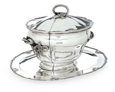 Zuppiera con Présentoir. Argenteria Italiana del XX Secolo,. Argentiere Rinaldo Gelso, Varese per...