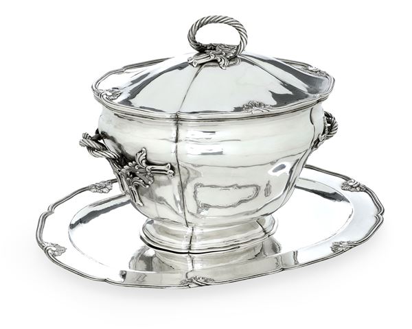 Zuppiera con présentoir. Argenteria italiana del XX secolo,. Argentiere Rinaldo Gelso, Varese per gioielleria Codevilla, Genova. Vassoio cm 50x36, zuppiera cm 38x26x30