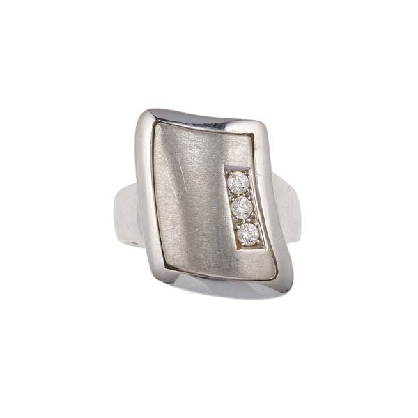 Anello con tre piccoli diamanti