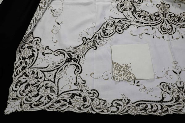 Tovaglia con 24 tovaglioli.