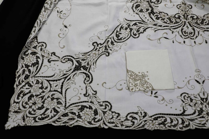 Tovaglia con 24 tovaglioli.  - Asta Arredi per la Tavola - Cambi Casa d'Aste