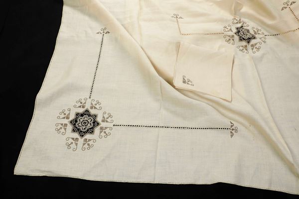 Tovaglia con 12 tovaglioli.