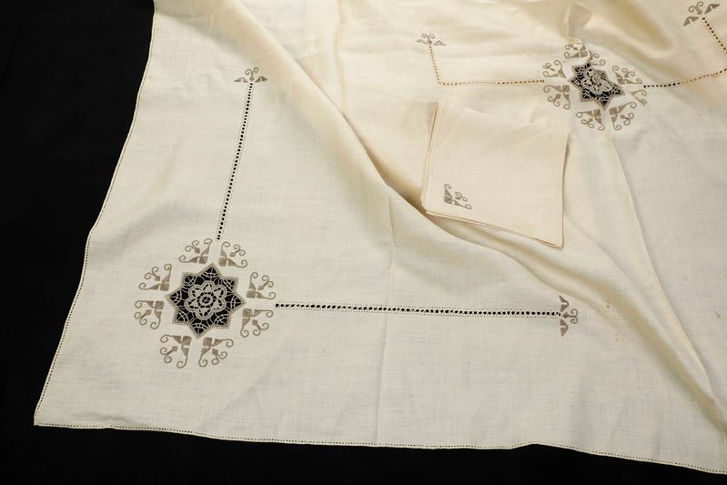 Tovaglia con 12 tovaglioli.  - Asta Arredi per la Tavola - Cambi Casa d'Aste