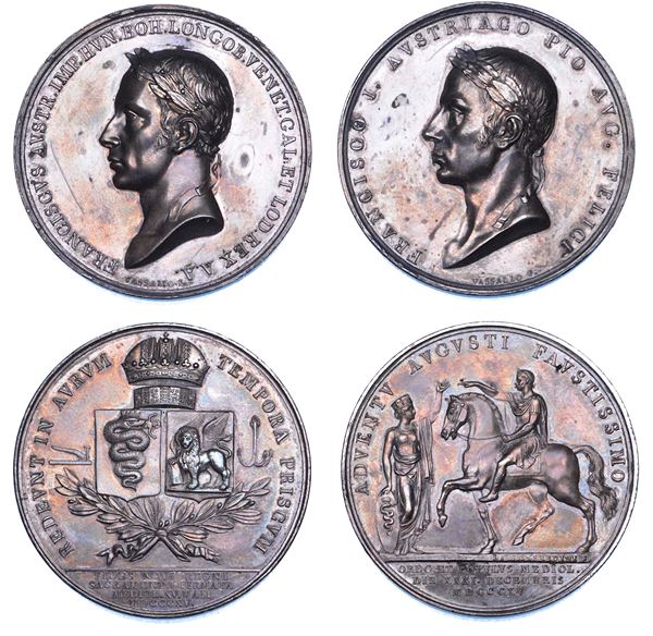 MILANO. FRANCESCO II (I) D'AUSTRIA, 1792-1835. Lotto di due medaglie in argento. Ritorno di Francesco d'Austria 1815. FRANCISCVS AVSTR IMP HVN BOH LONGOB VENET GAL ET LOD REX  A A Busto laureato a s. R/ REDEVNT IN AVRVM TEMPORA PRISCVM Rami di lauro con gli scudi di Milano e di Venezia, sormontati dalla Corona Ferrea; in alto, la corona imperiale austriaca; in esergo, FIDES NOVI REGNI/ SACRAMENTO FIRMATA/ MEDIOL. XV MAII/ MDCCCXV. Opus Vassallo. Bramsen 1619. Essling 1572. Turricchia 952. Rara. g. 34,61. Diam. mm. 42,67. Arg. Colpetti. Patina scura di medagliere. q.SPL - FRANCISCO I AVSTRIACO PIO AVG FELICI. Testa a s. R/ ADVENTV AVGVSTI FAVSTISSIMO L'Imperatore su cavallo al passo verso s. viene accolto dalla città di Milano; sotto, L MANFREDINI F; in esergo, ORDO ET POPVLVS MEDIOL / DIE XXXI DECEMBRIS / MDCCCXV. Opus Vassallo. Comandini I pag. 867. Molto rara. g. 34,38. Diam. mm. 42,54. Arg. Lievi segni di contatto. Patina scura di medagliere. q.SPL