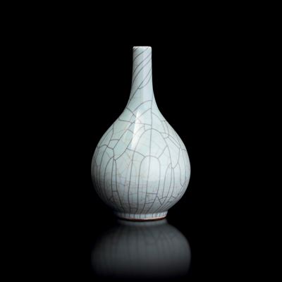 Vaso in Porcellana Craquelé a Fondo Bianco, Cina, Dinastia Qing, XIX Secolo