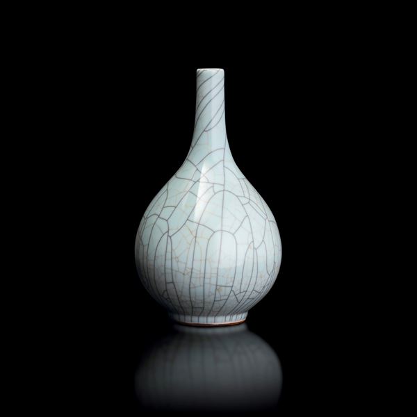 Craquelé porcelain vase with white background, China, Qing Dynasty, 19th century