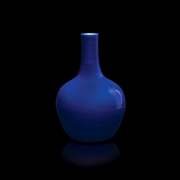 Porcelain bottle vase with blue glaze, China, Qing Dynasty, 19th century