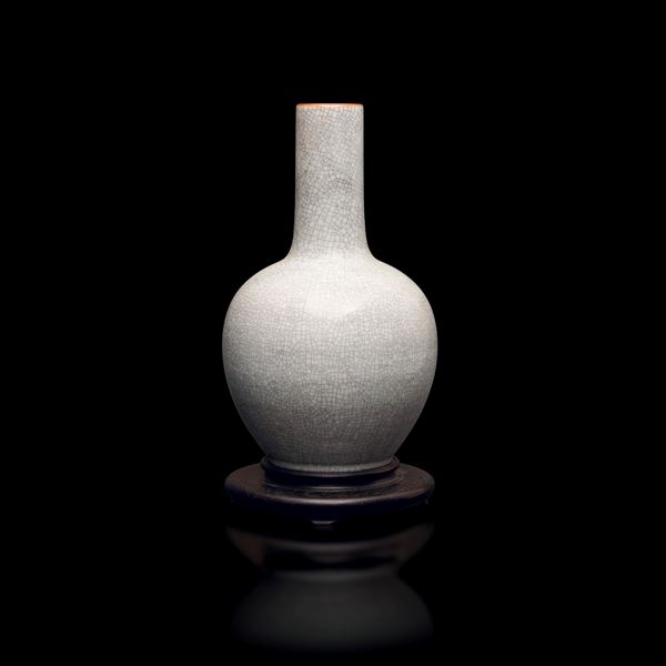 Guan-type porcelain vase, China, Qing Dynasty, 18th century