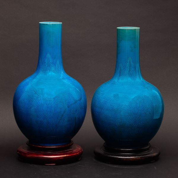 Vaso in porcellana a fondo blu a motivi naturalistici, Cina, Dinastia Qing, XIX secolo