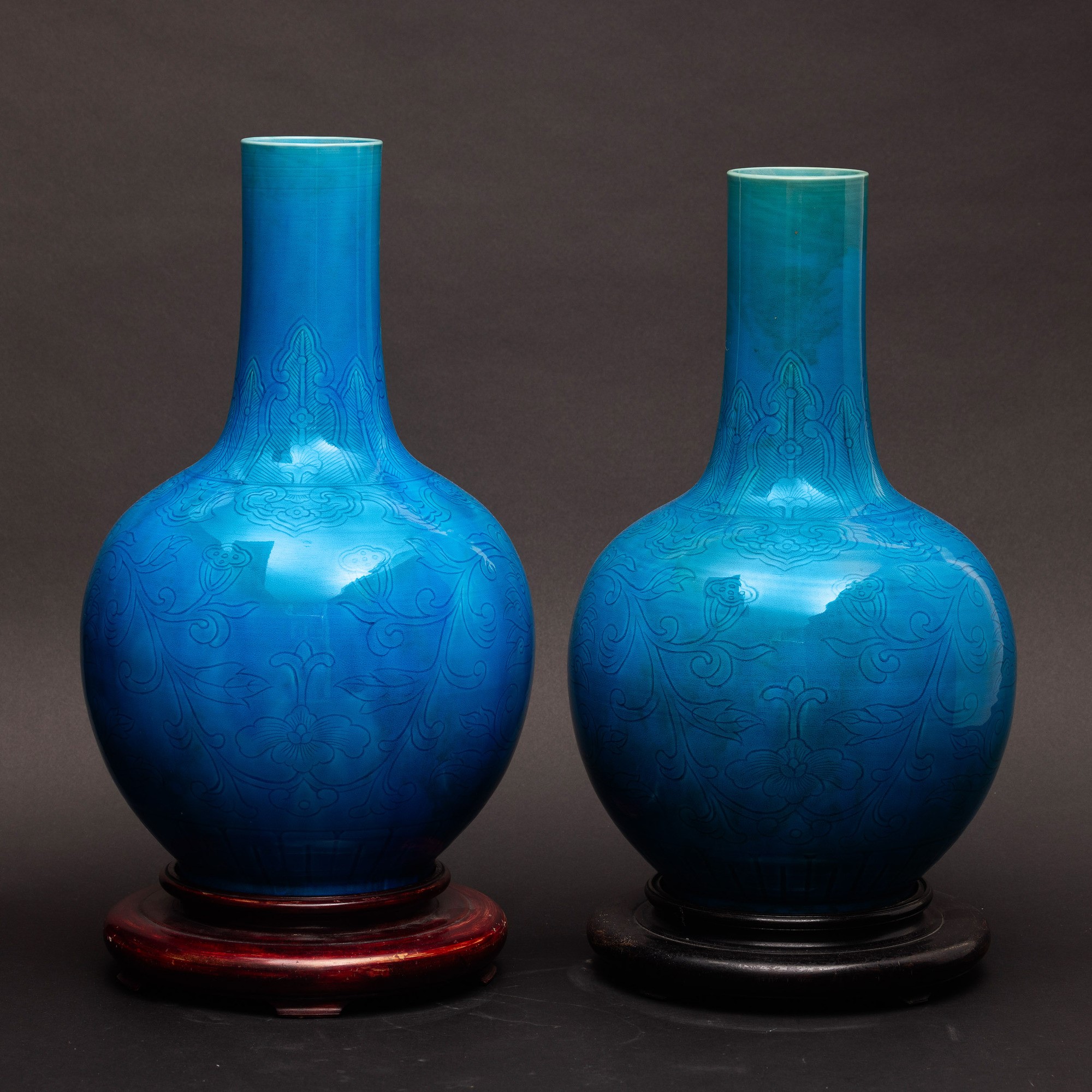 Vaso in porcellana a fondo blu a motivi naturalistici, Cina, Dinastia Qing, XIX secolo