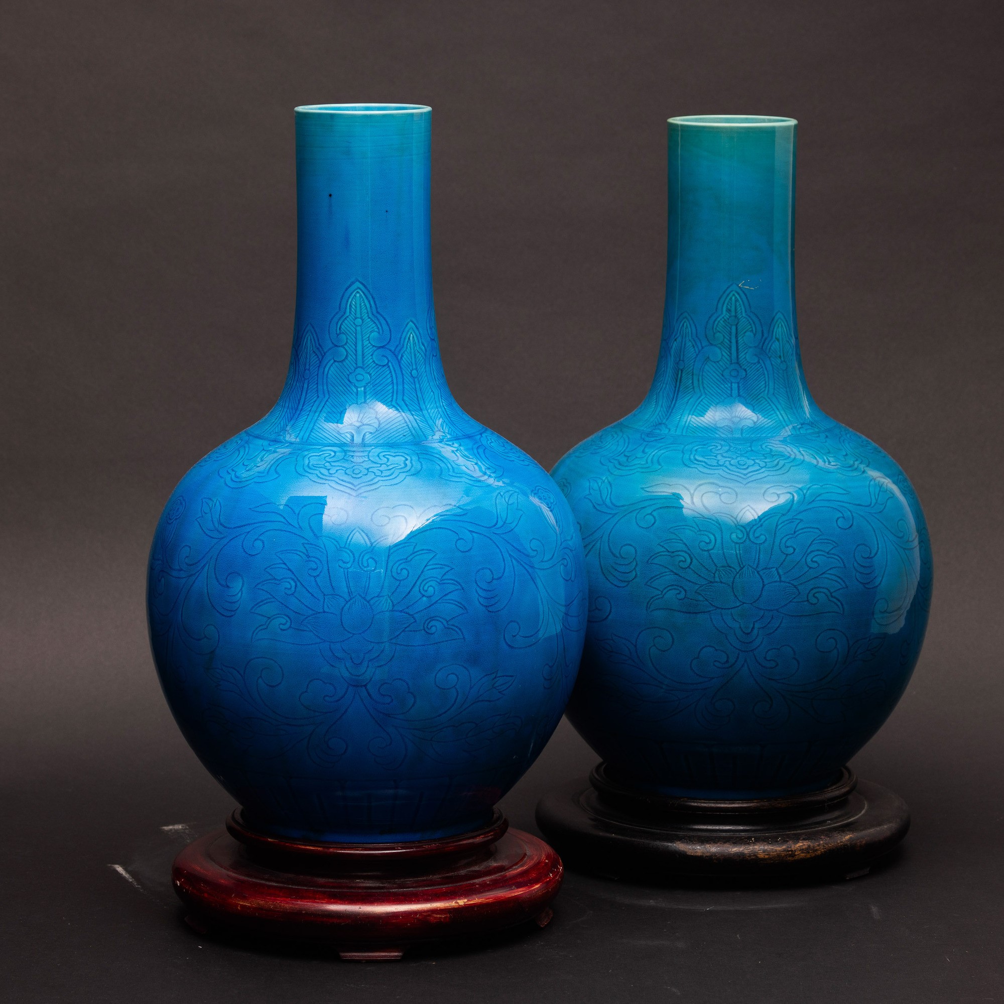 Vaso in porcellana a fondo blu a motivi naturalistici, Cina, Dinastia Qing, XIX secolo
