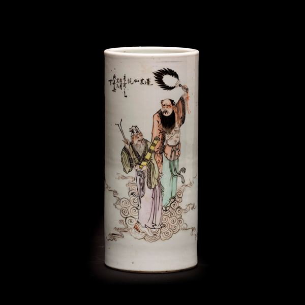 Vaso cilindrico in porcellana a smalti policromi raffigurante scena di saggi con iscrizioni, Cina, Repubblica