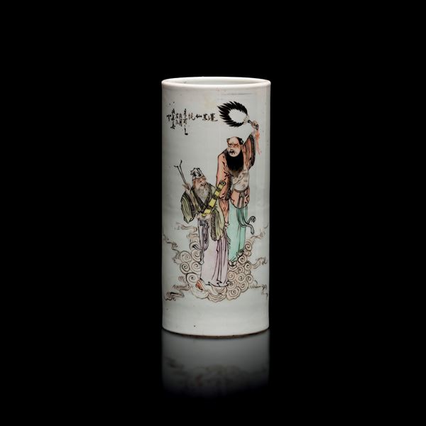 Vaso cilindrico in porcellana a smalti policromi raffigurante scena di saggi con iscrizioni, Cina, Repubblica