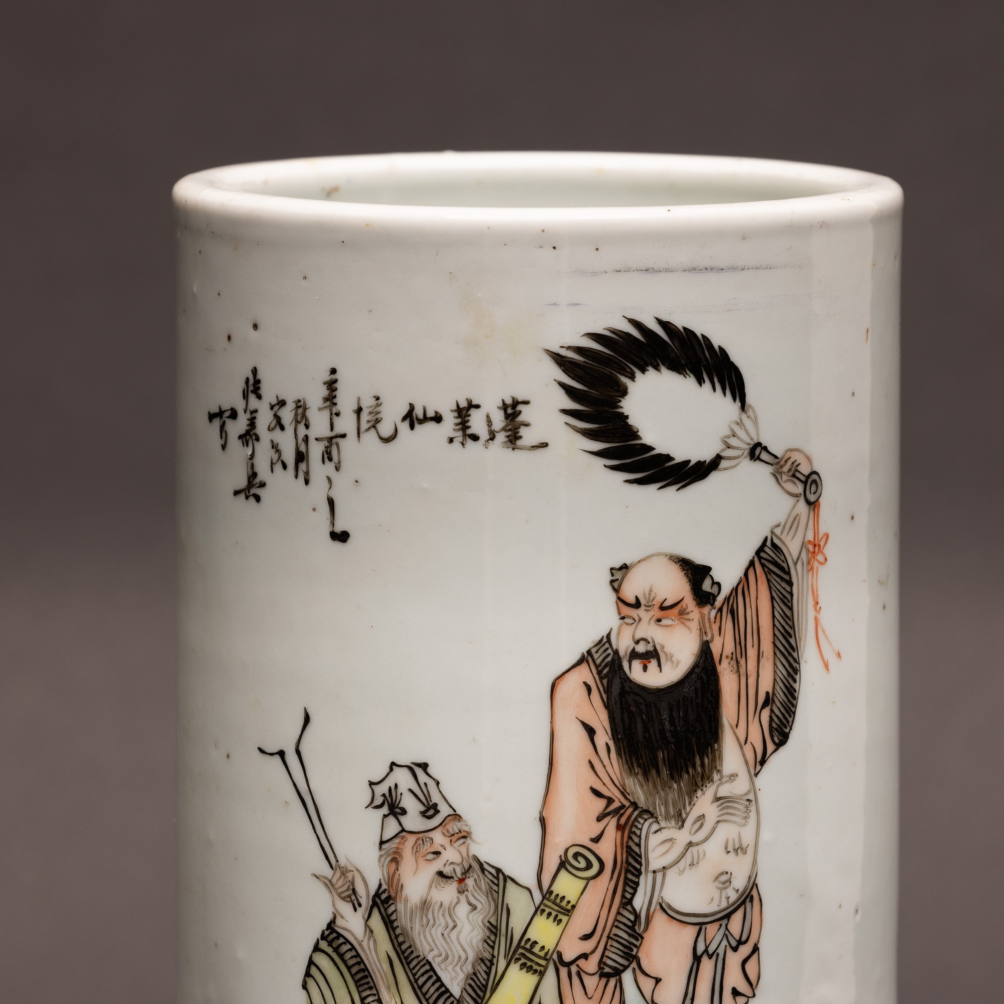 Cina (Repubblica), Vaso cilindrico in porcellana con smalti policromi e scena di saggi con iscriz...