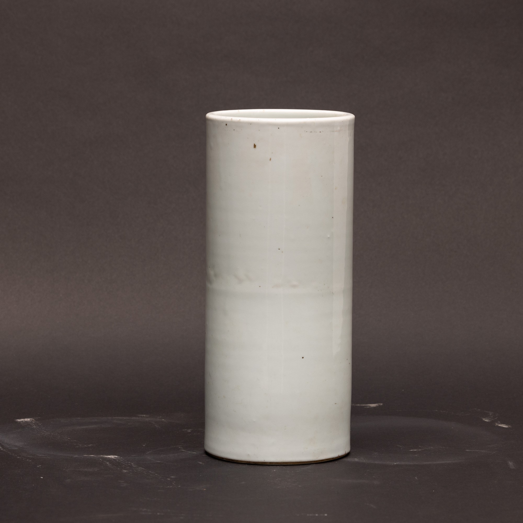 Cina (Repubblica), Vaso cilindrico in porcellana con smalti policromi e scena di saggi con iscriz...