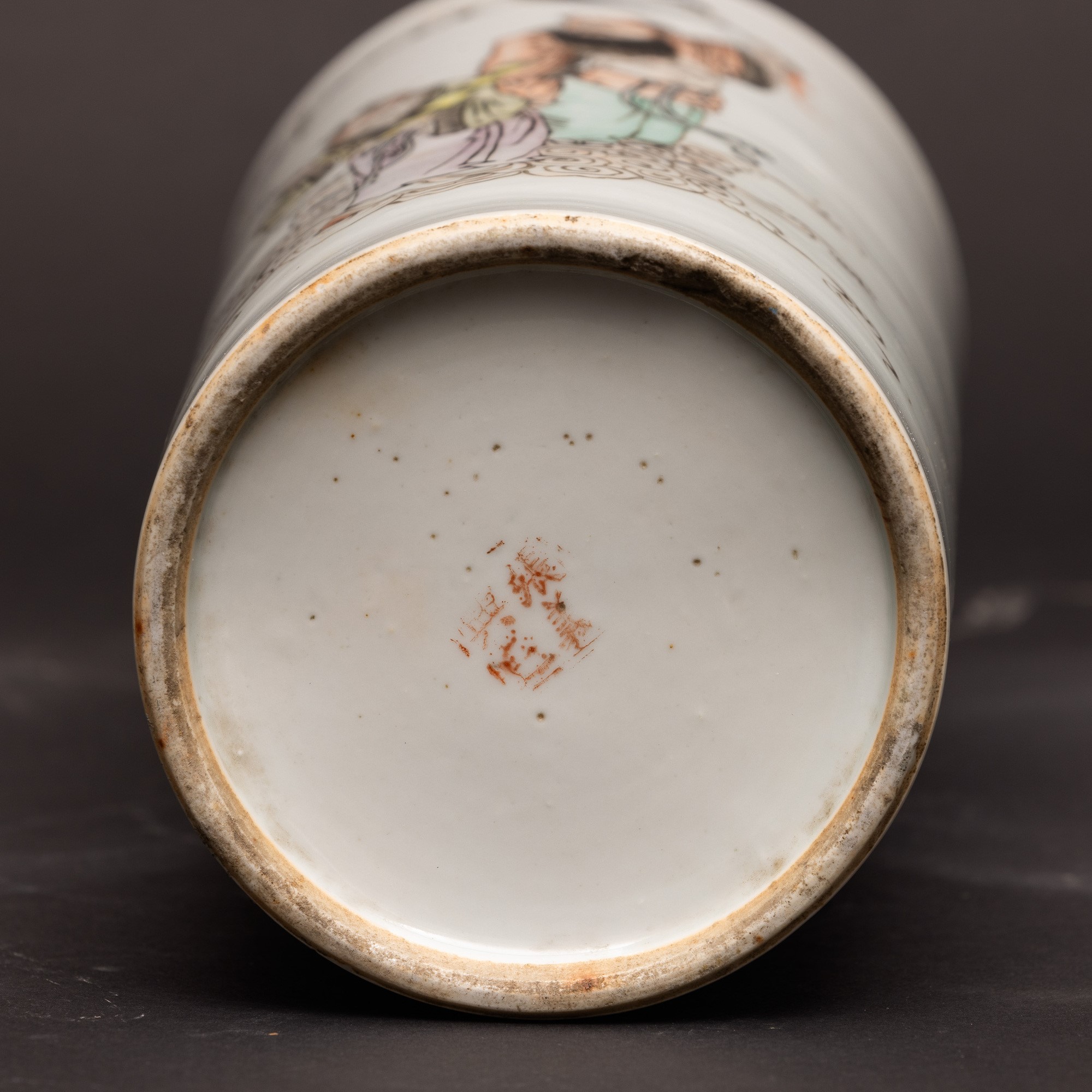 Cina (Repubblica), Vaso cilindrico in porcellana con smalti policromi e scena di saggi con iscriz...