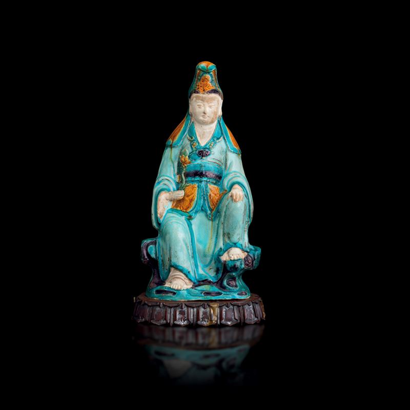 Turquoise porcelain figure depicting Guanyin seated with a flower in her hand, China, Qing Dynasty, Kangxi period (1662-1722)  - Auction Fine Asian Works of Art - Cambi Casa d'Aste