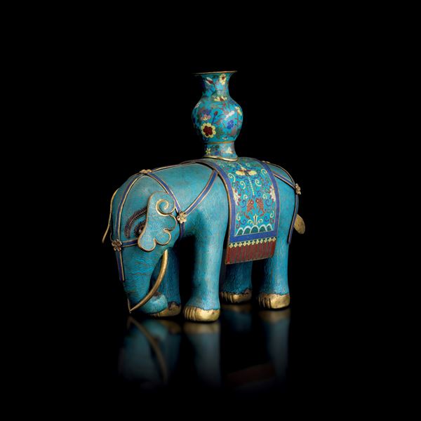 Large elephant figure with polychrome cloisonné enamel vase, floral and geometric motifs, China, Qing Dynasty, Qianlong/Jiaqing