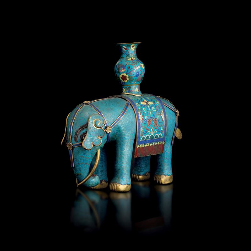 Large elephant figure with polychrome cloisonné enamel vase, floral and geometric motifs, China, Qing Dynasty, Qianlong/Jiaqing  - Auction Fine Asian Works of Art - Cambi Casa d'Aste