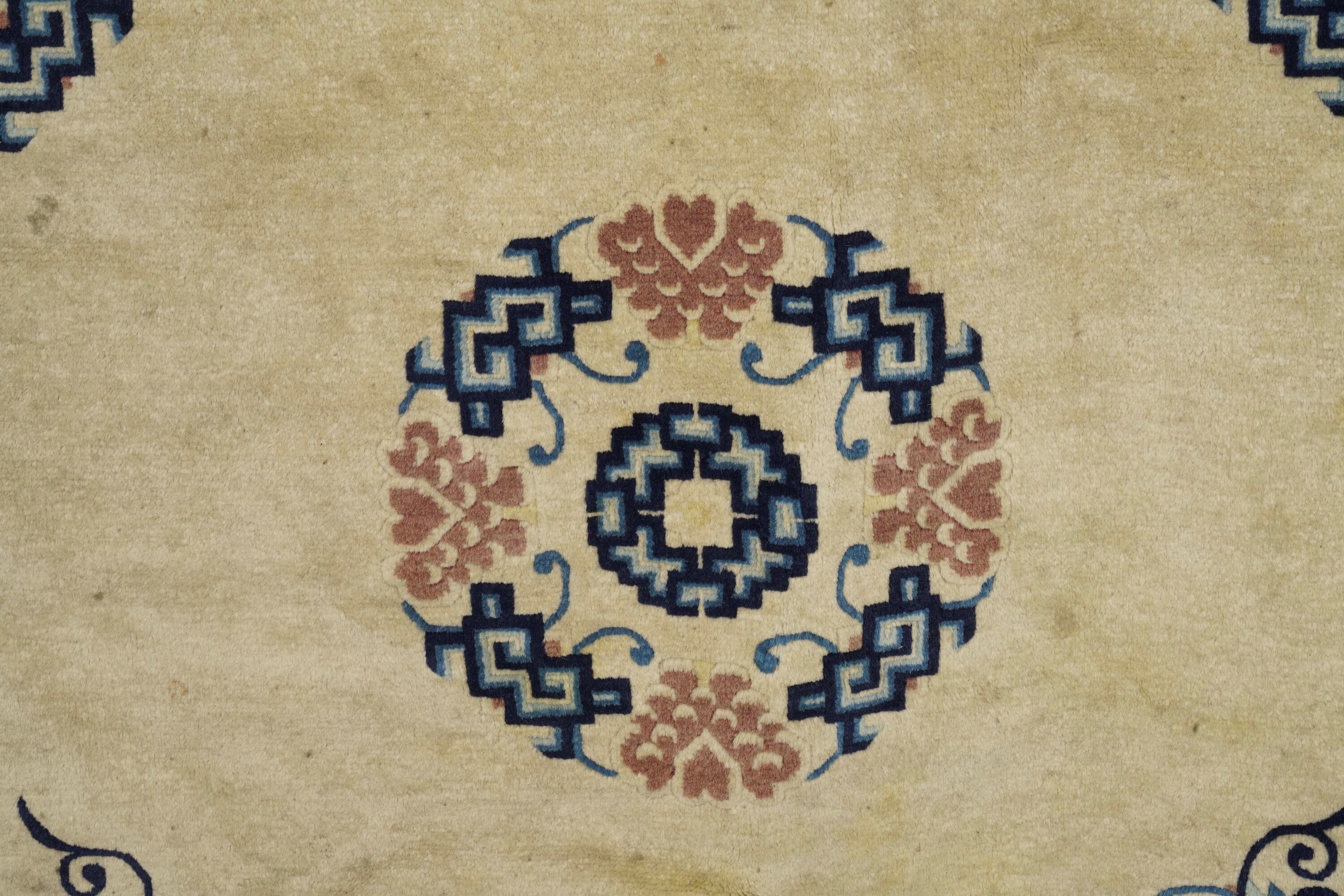 Cina, Tappeto con medaglioni circolari, inizio XX secolo