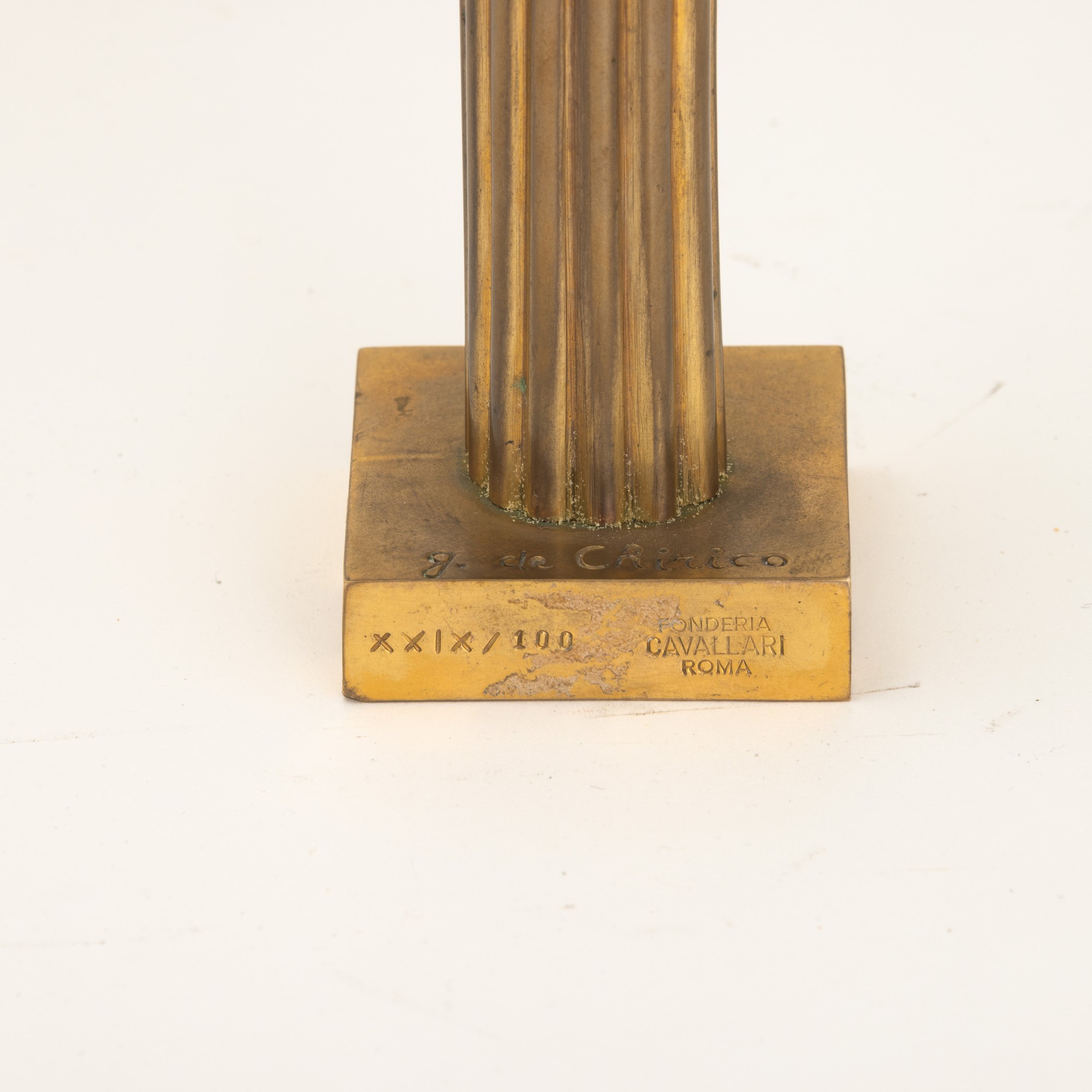 Giorgio De Chirico - Musa della musica, scultura in bronzo dorato