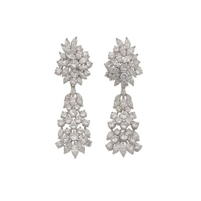 Van Cleef & Arpels. Orecchini Pendenti con Diamanti Taglio Brillante e Navette per Totale Ct 16.0...