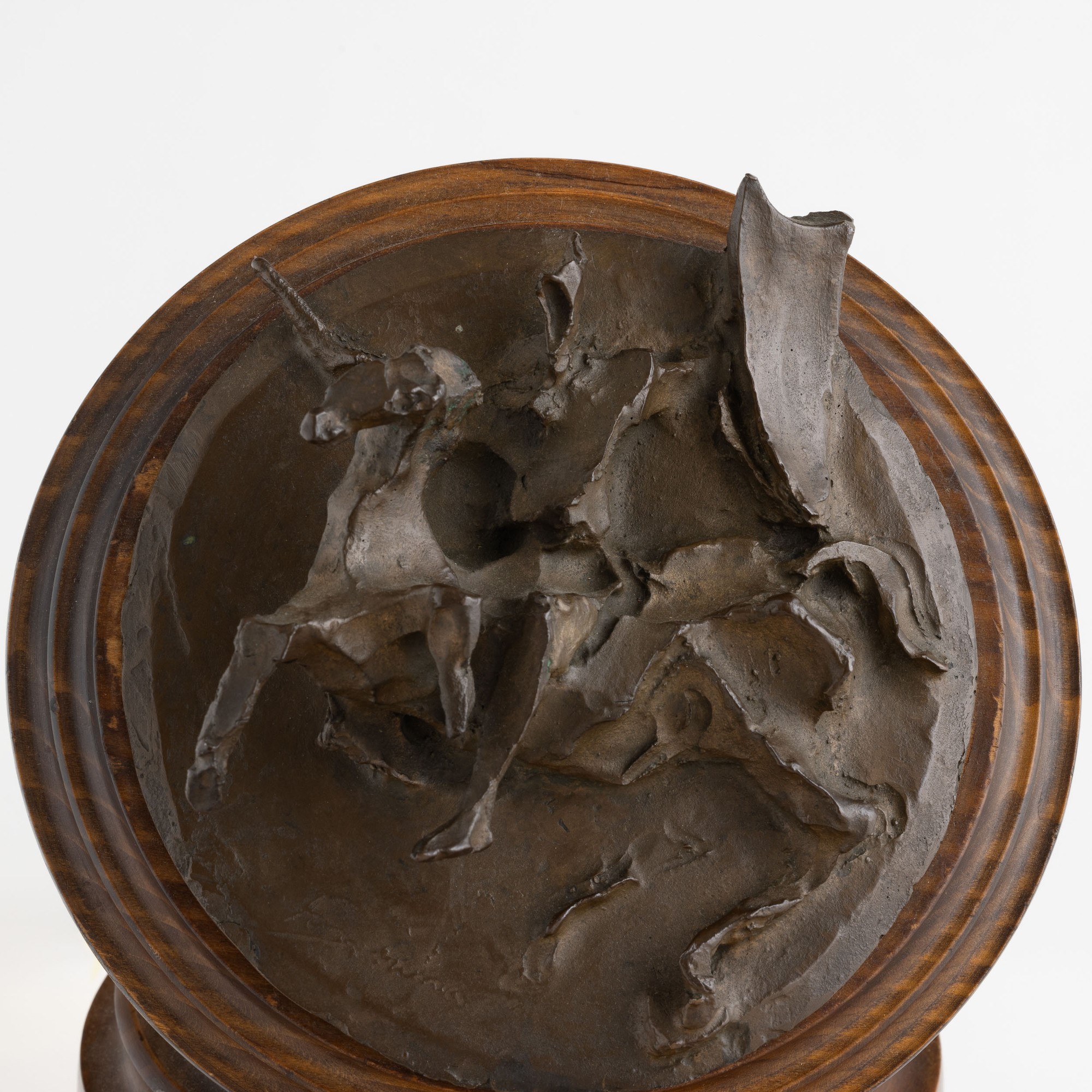 Lucio Fontana - Piastra in bronzo su supporto in legno