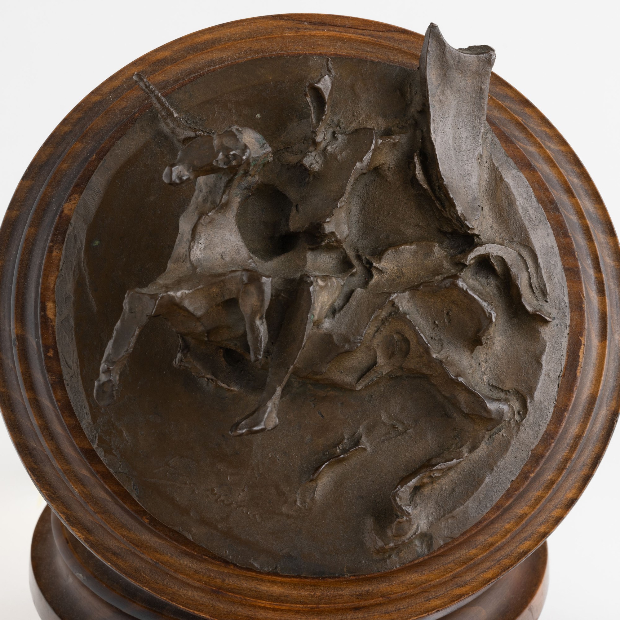 Lucio Fontana - Piastra in bronzo su supporto in legno