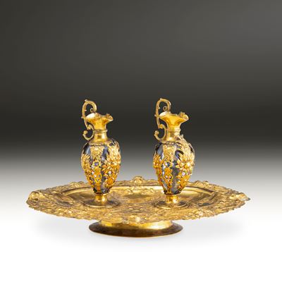 Vassoio con Ampolle in Bronzo Dorato e Finemente Sbalzato. Centro Italia, XVIII Secolo