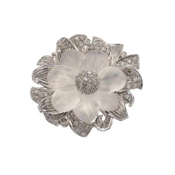 Anello "fiore" con cristallo di rocca inciso e diamanti