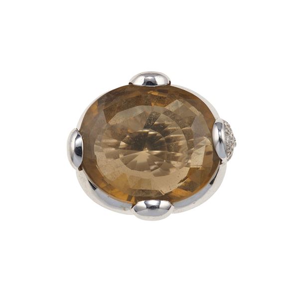 Anello con grande quarzo fumè e piccoli diamanti