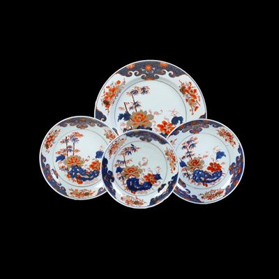 Lotto Composto da Quattro Piatti in Porcellana Stile Imari, Cina, Dinastia Qing, Epoca Qianlong (...