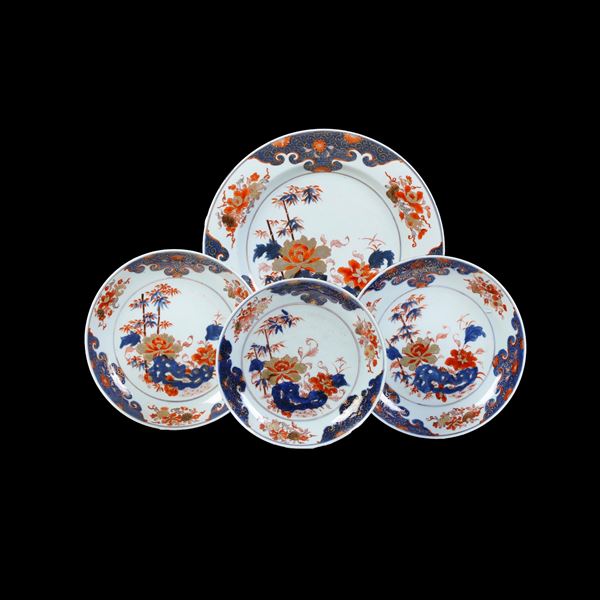 Lotto composto da quattro piatti in porcellana stile Imari, Cina, Dinastia Qing, epoca Qianlong (1736-1796)