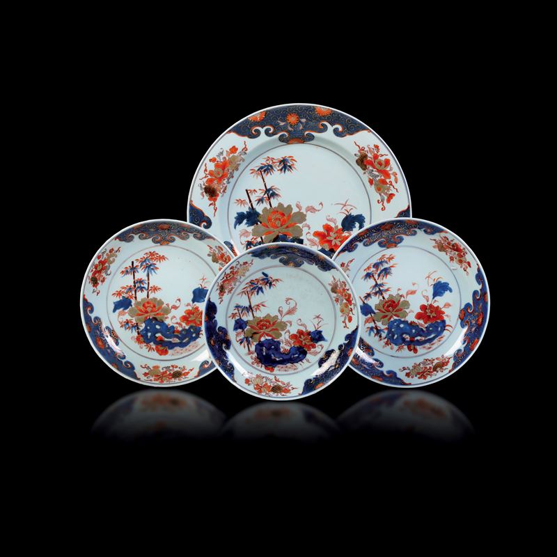 Lotto composto da quattro piatti in porcellana stile Imari, Cina, Dinastia Qing, epoca Qianlong (1736-1796)  - Auction Fine Asian Works of Art - Cambi Casa d'Aste