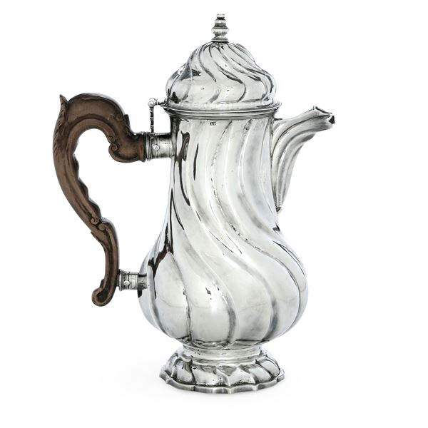 Venezia, seconda metà del XVIII secolo. Marchio di titolo con saggiatore M. P. (documentato nel 1753) marchio dell'argentiere Z. S. (documentato ma non identificato) Caffettiera