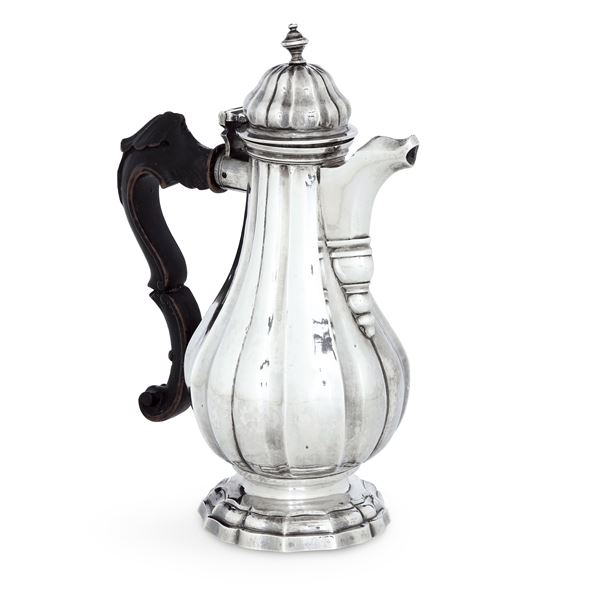 Venezia, seconda metà del XVIII secolo. Marchio con Leone di San Marco e del saggiatore Z. P. inframezzate da figura di cane (documentato ma non identificato) Caffettiera