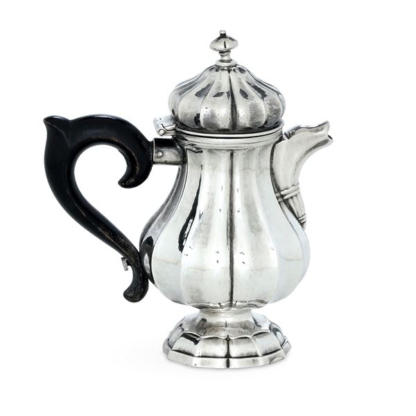 Venezia seconda metà del XVIII secolo, marchio con Leone di San Marco e marchio del saggiatore M. G. inframezzato da due stelline (documentato ma non identificato) Caffettiera