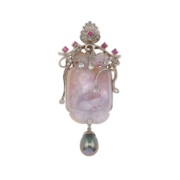Pendente con giadeite incisa, color lavanda, piccoli diamanti e perla Tahiti