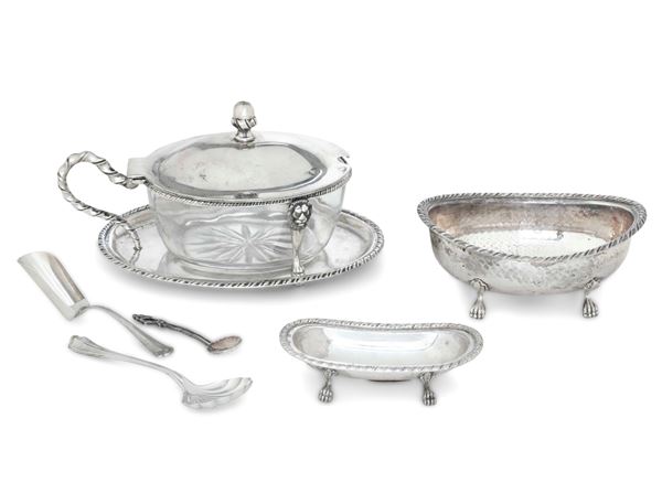 Formaggiera con vasca in vetro e due vaschette con cucchiaini. Differenti manifatture italiane del XX secolo