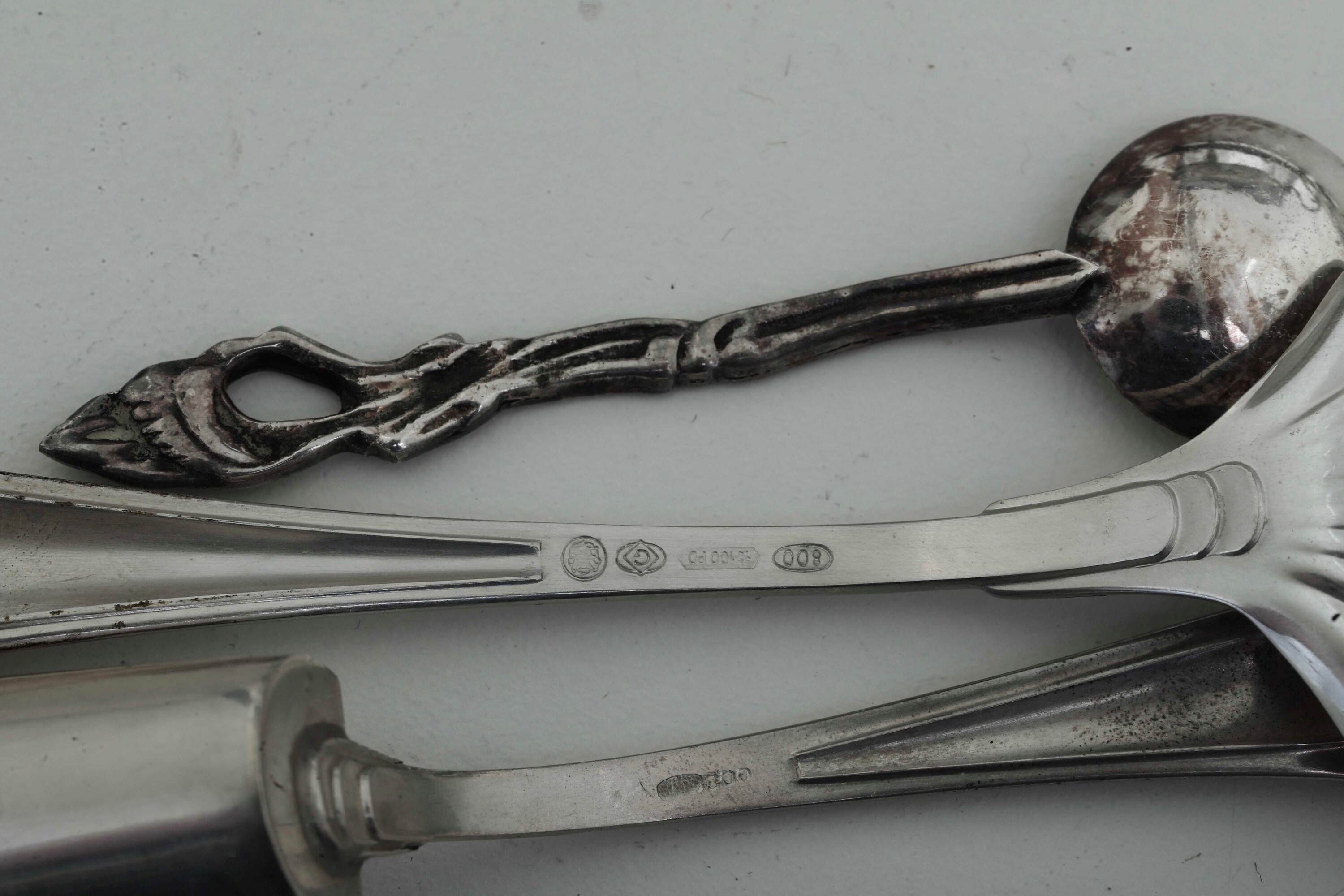 Formaggiera con vasca in vetro e due vaschette con cucchiaini, argento fuso e sagomato, manifattu...