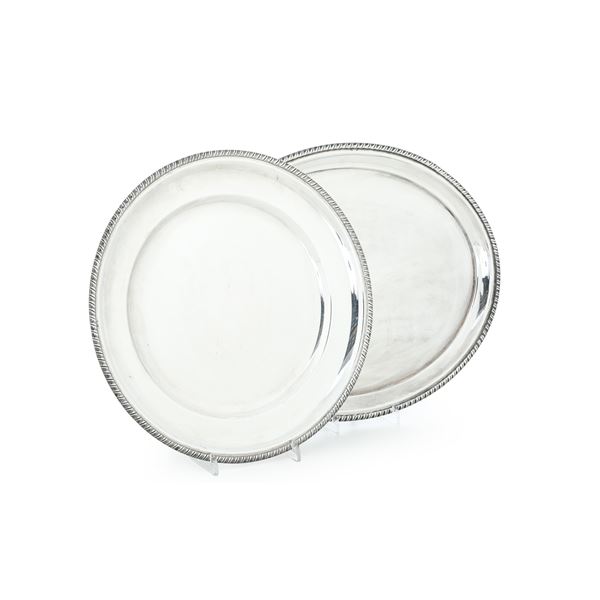 Vassoio circolare e vassoio ovale. Argenteria italiana del XX secolo, argentieri differenti