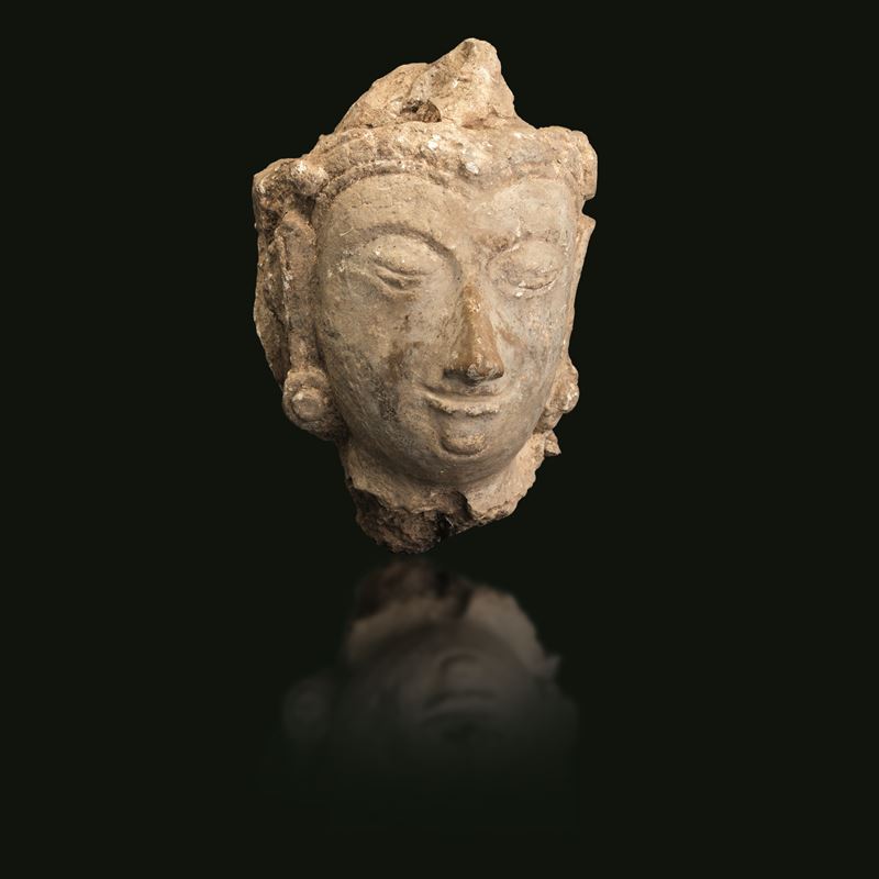 Testa femminile scolpita in pietra, Thailandia, XVII secolo  - Auction Fine Asian Works of Art - Cambi Casa d'Aste