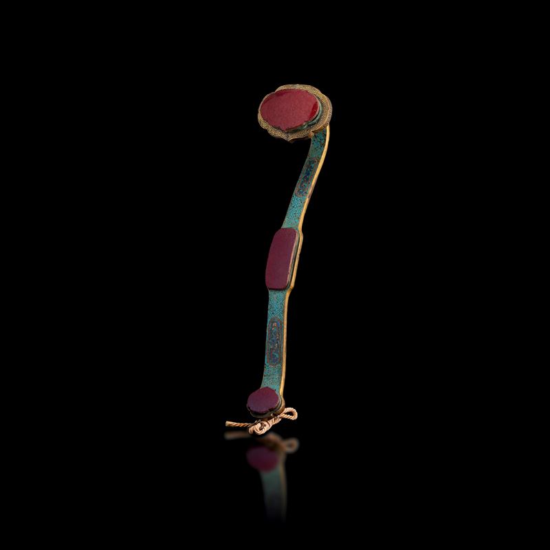 Ruyi with polychrome cloisonné enamel and carnelian, China, Qing Dynasty, Qianlong period (1736-1796)  - Auction Fine Asian Works of Art - Cambi Casa d'Aste
