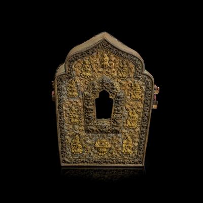 Altare di Viaggio in Rame Dorato con Decori Vegetali e Personaggi a Rilievo, Tibet, XVIII Secolo