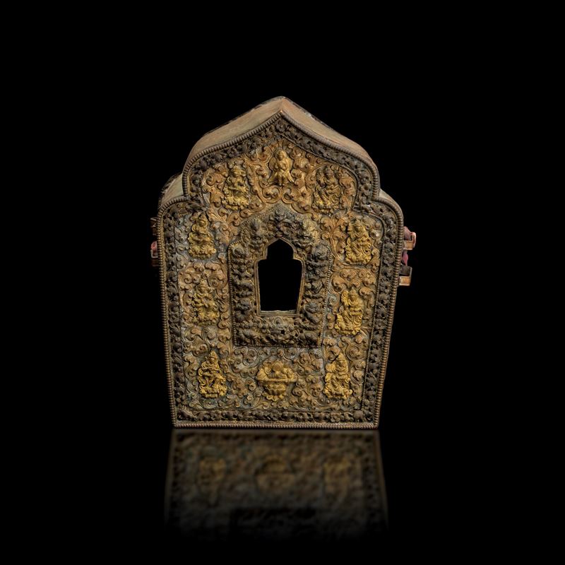 Gilded copper travel altar with plant decorations and figures in relief, Tibet, 18th century  - Auction Fine Asian Works of Art - Cambi Casa d'Aste