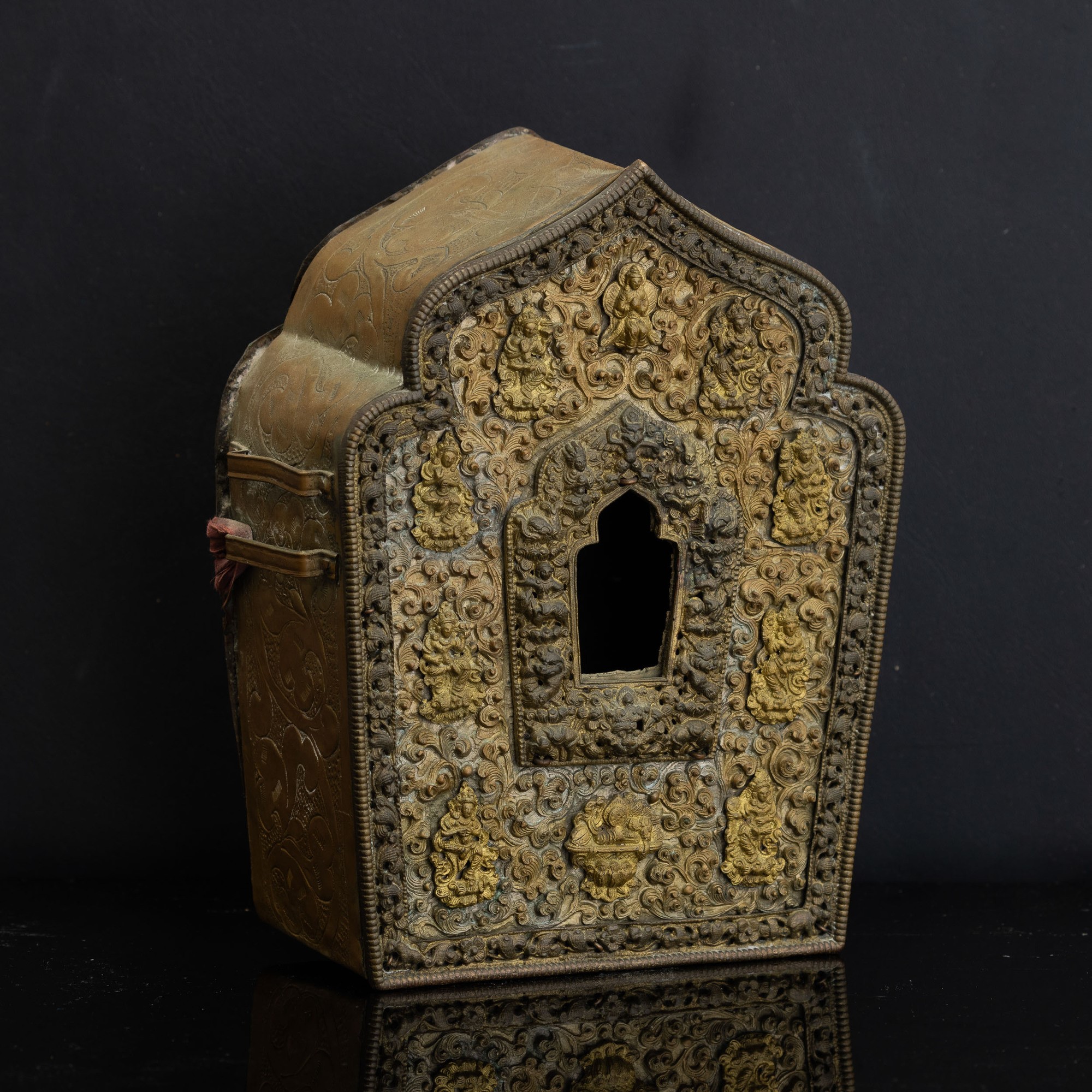 Altare di viaggio, rame dorato con decori vegetali e personaggi a rilievo, Tibet, XVIII secolo