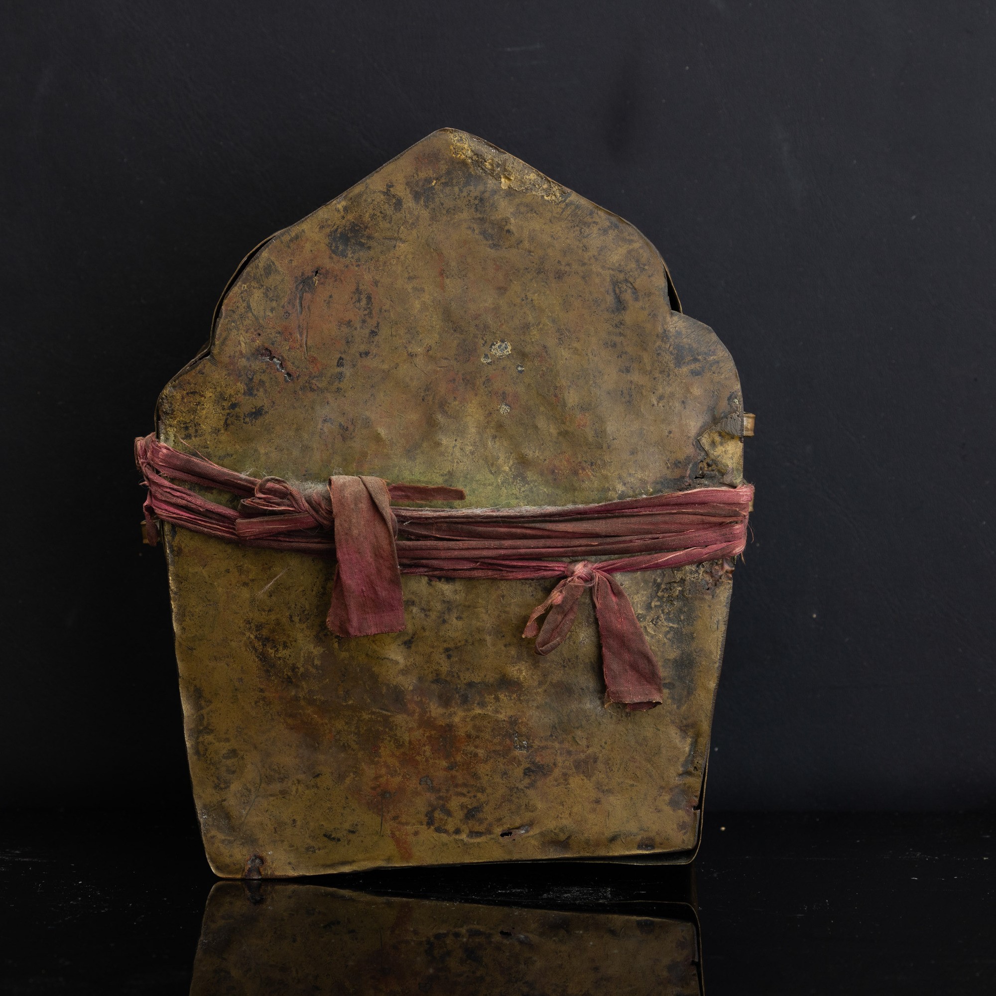 Altare di viaggio, rame dorato con decori vegetali e personaggi a rilievo, Tibet, XVIII secolo