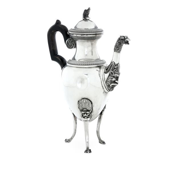 Argenteria artistica italiana, prima metà del XX secolo. Marchio ad imitazione dell'argenteria veneziana del '700 Caffettiera