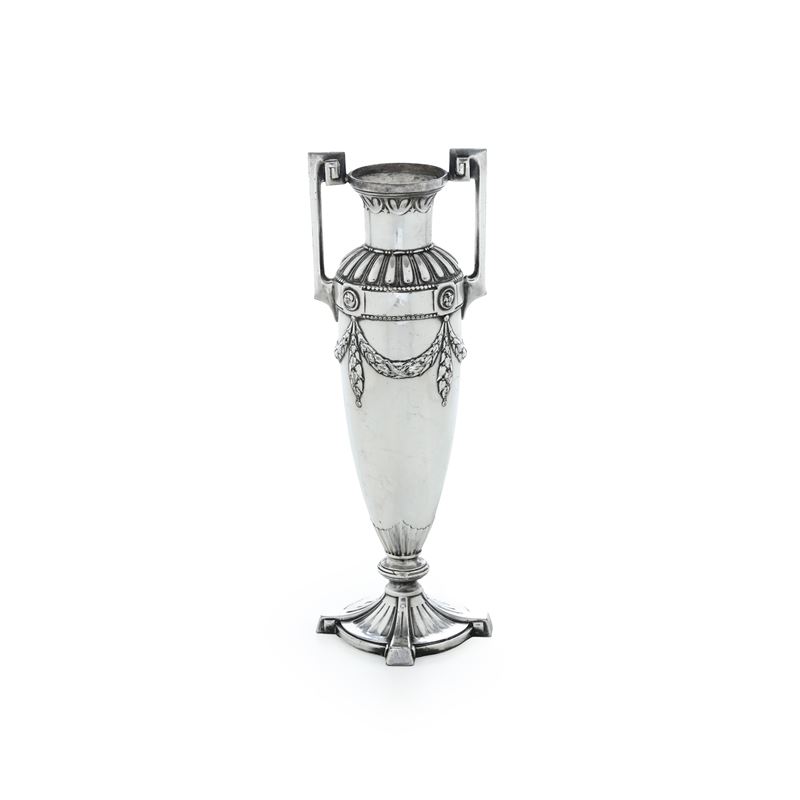 Vaso biansato in metallo argentato. XX secolo  - Asta Argenti, Icone e Oggetti d'Arte - Cambi Casa d'Aste