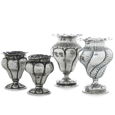 Argenteria italiana (prima metà del XX secolo), Coppia di vasetti in argento con altri due oggett...